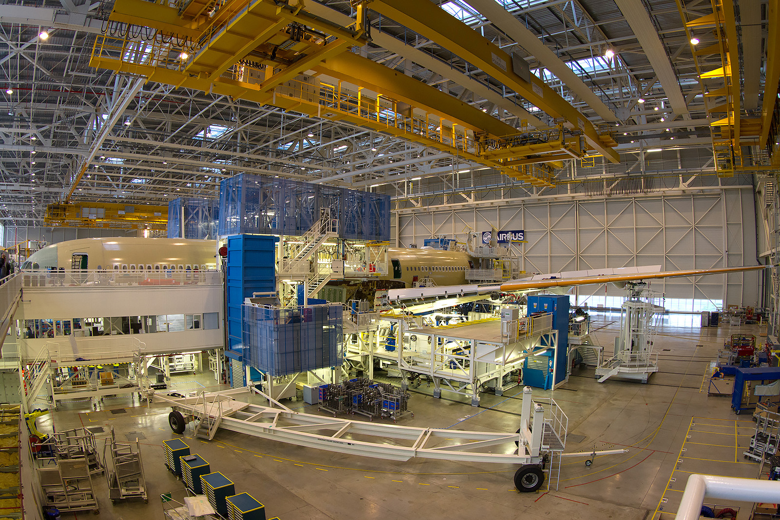 Linha de montagem da Airbus em Toulouse, imagem ilustrativa do complexo industrial