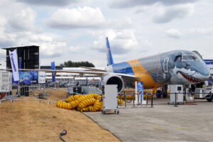 Embraer E190-E2 em voo, imagem ilustrativa do modelo encomendado pela ANA