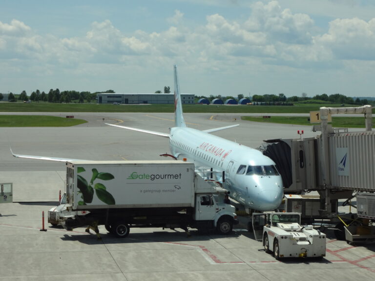 Embraer E190 em solo, imagem ilustrativa do modelo convertido para E190F