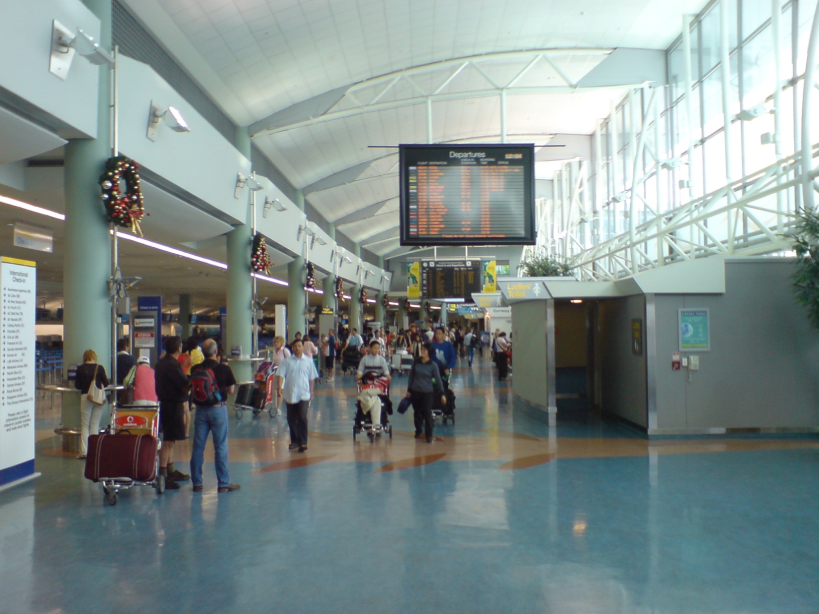 Saguão de check-in do Aeroporto de Auckland em dezembro de 2007