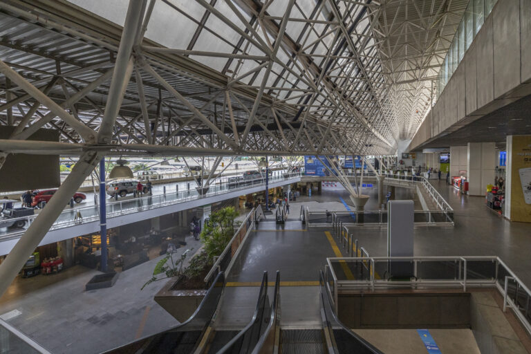 Interior do terminal do Aeroporto de Brasília em fevereiro de 2022