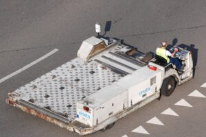 Equipamento de carregamento de carga da dnata junto a uma aeronave no aeroporto de Zurique, em 2018.