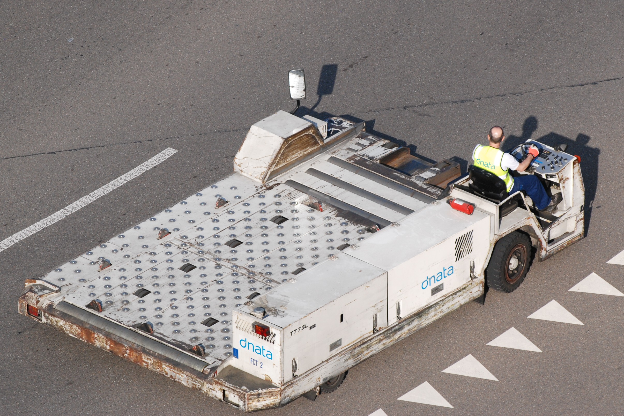 Equipamento de carregamento de carga da dnata junto a uma aeronave no aeroporto de Zurique, em 2018.