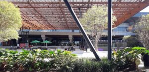 Área externa ajardinada do terminal do Aeroporto de Florianópolis, em dezembro de 2023.