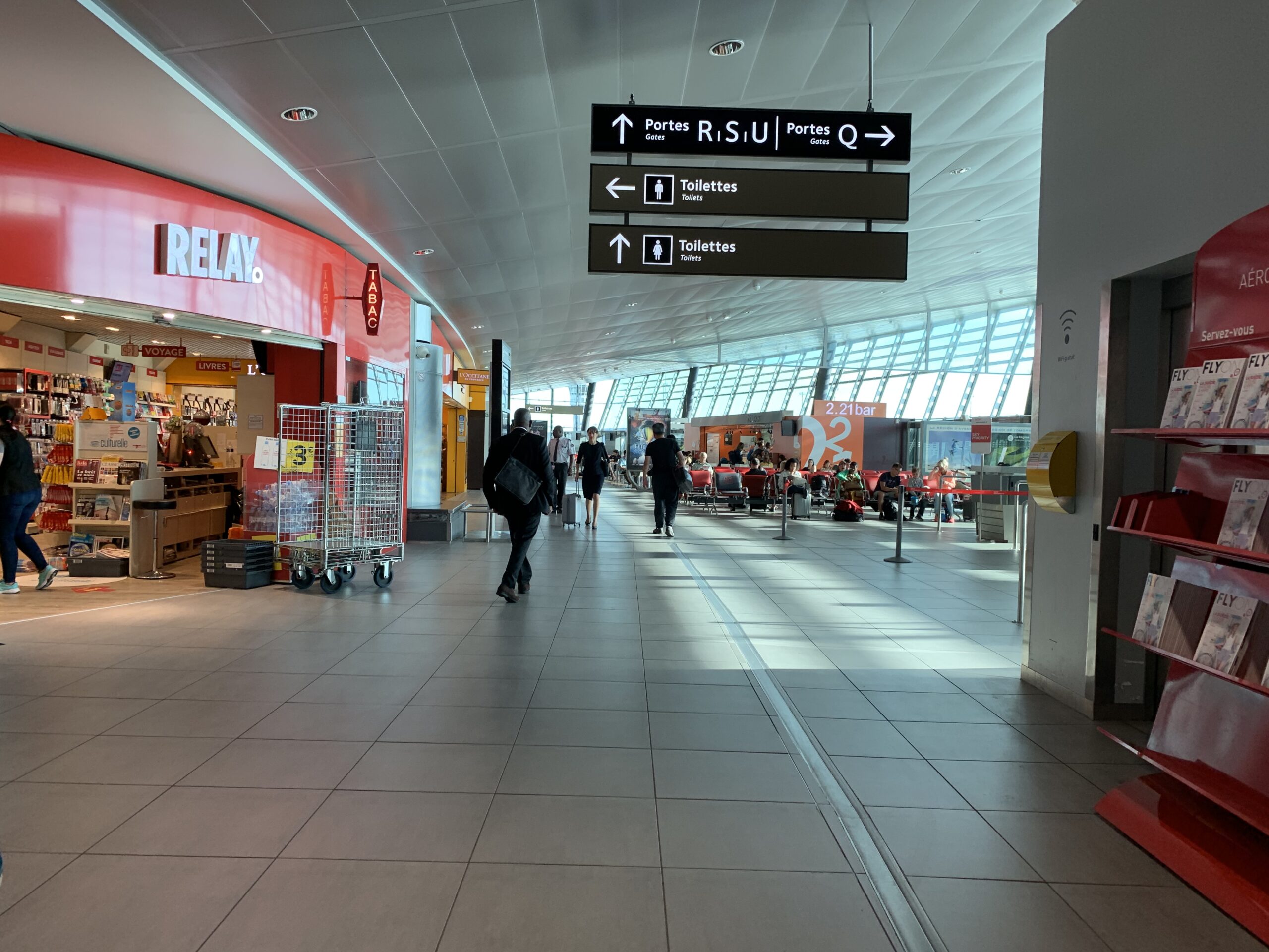 Interior do Terminal 2 do Aeroporto de Lyon-Saint Exupéry em julho de 2019