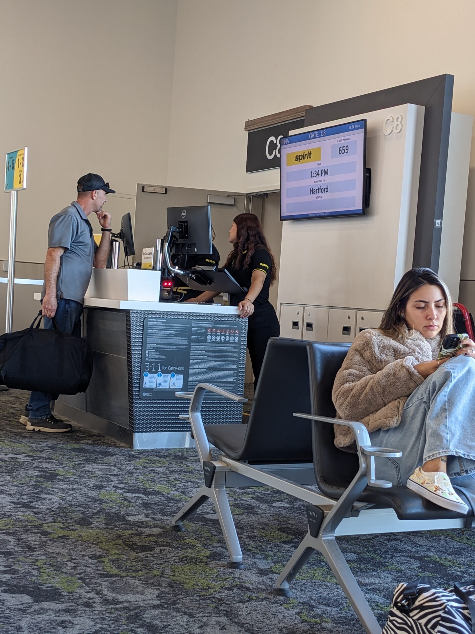 Área de espera no Aeroporto Internacional de Nashville em setembro de 2025