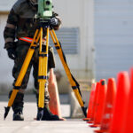 Profissional com teodolito em atividade relacionada a PAPI na Base de Kadena, em 2008
