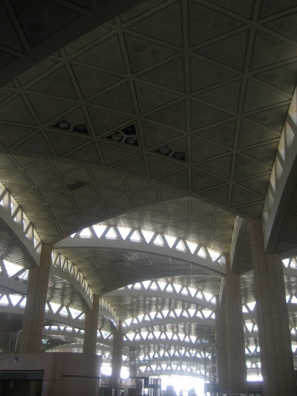 Interior do Terminal 3 do Aeroporto Internacional King Khalid em Riade, em outubro de 2008