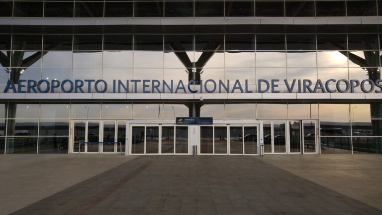 Entrada do Aeroporto Internacional de Viracopos em novembro de 2016