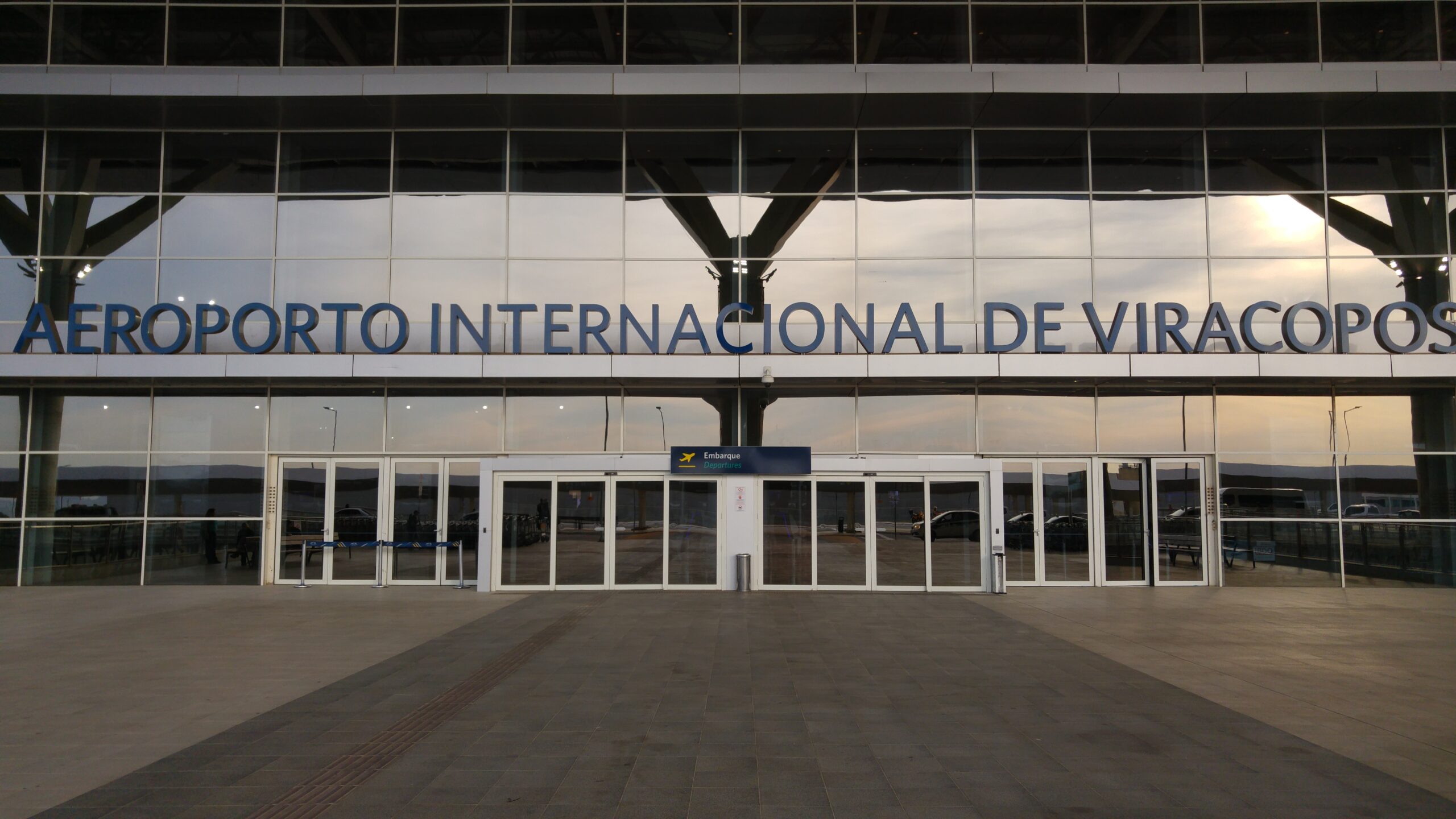 Entrada do Aeroporto Internacional de Viracopos em novembro de 2016